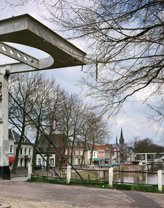 835957 Gezicht op de ophaalbrug over de Oude Sluis te Vreeswijk (gemeente Nieuwegein).